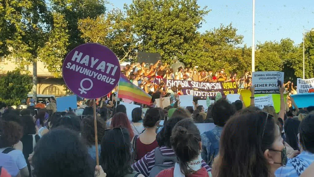 Protest przeciw wycofaniu Turcji z konwencji stambulskiej w Kadıköy w 2020 roku