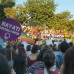 Protest przeciw wycofaniu Turcji z konwencji stambulskiej w Kadıköy w 2020 roku