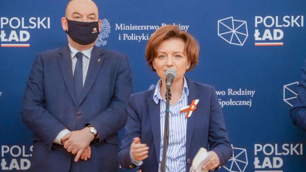 Marlena Maląg podczas wręczenia promes programu Polski Ład w 2021 roku