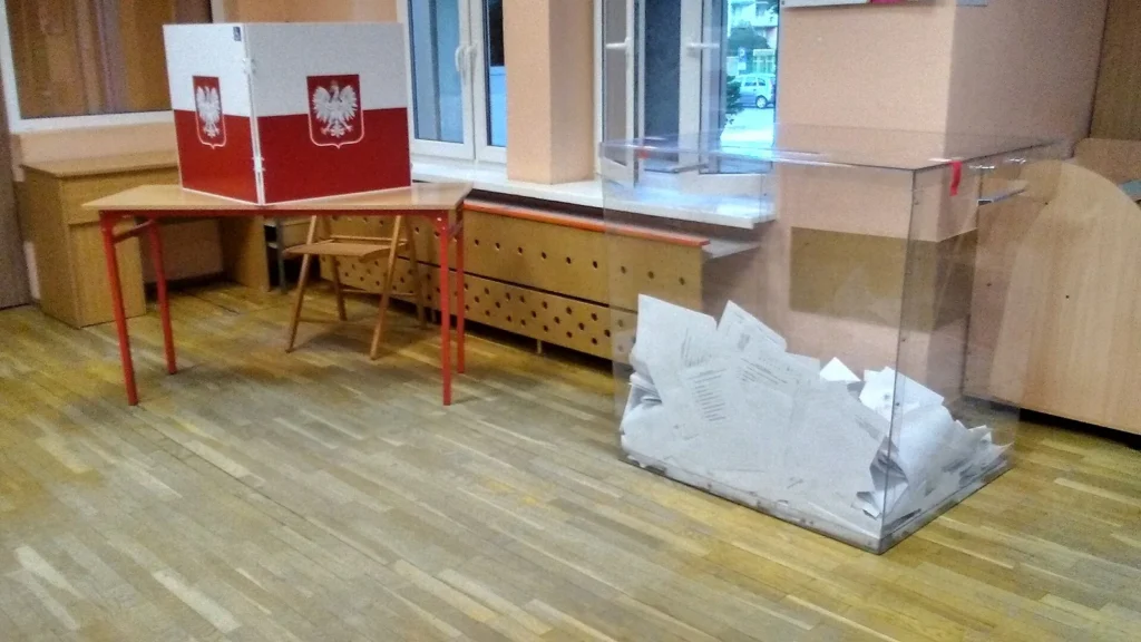 Urna i karty do głosowania w polskim lokalu wyborczym w czerwcu 2020 roku
