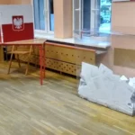 Urna i karty do głosowania w polskim lokalu wyborczym w czerwcu 2020 roku